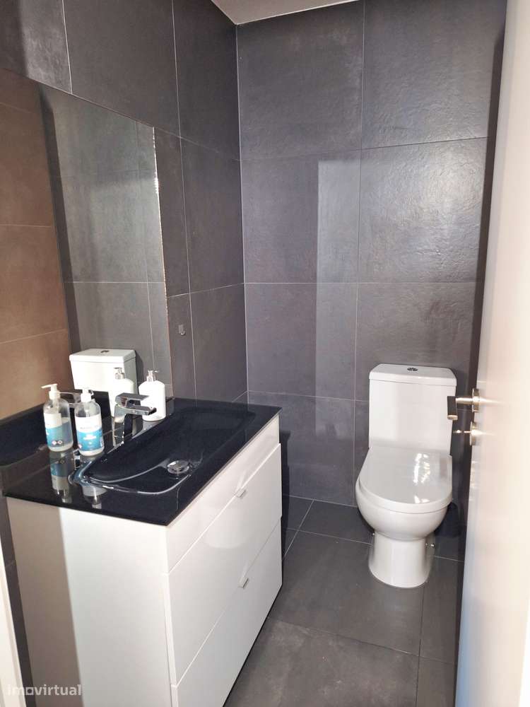 Moderno Apartamento c/ boa área , varanda e arrecadação-9
