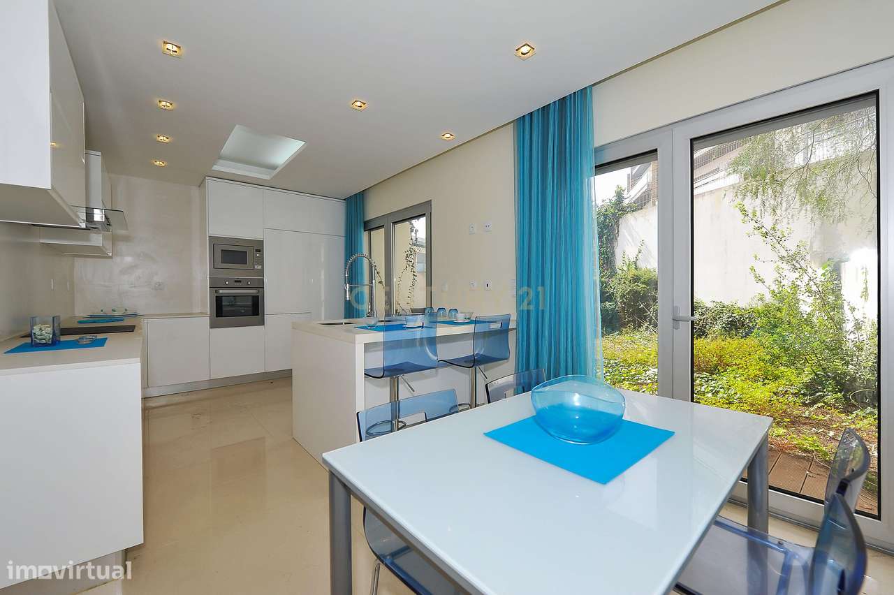 Moradia T3+1 Alto da Parede, em Condomínio Fechado com Vista Mar-13