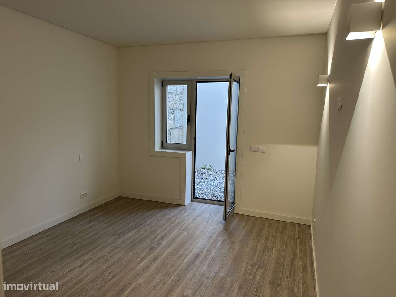 Apartamento T2 totalmente remodelado, com pátio interior - Lapa Porto-9