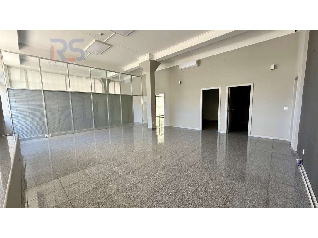 Loja de 4 frentes Porto Egas Moniz-15