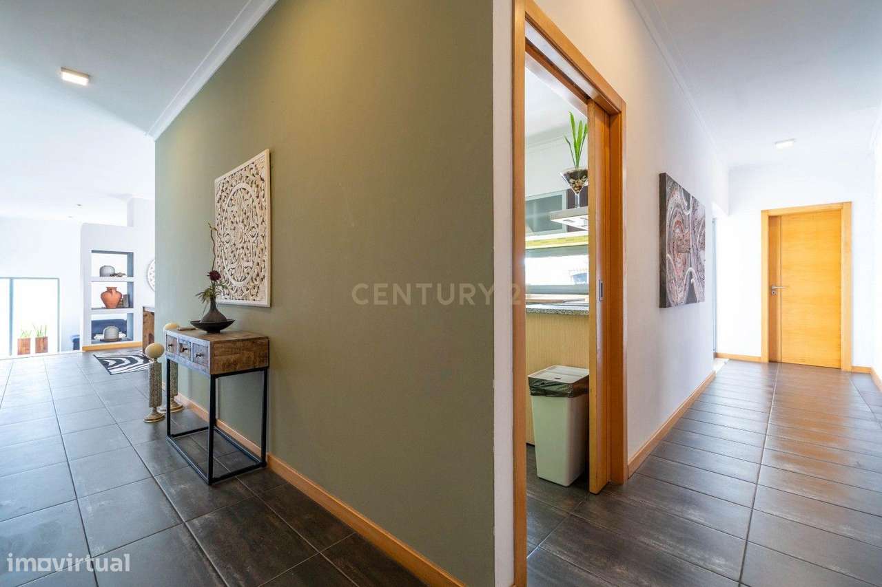 Moradia térrea T3+1 com linhas modernas,varandas,churrasco,jardim,gara-13