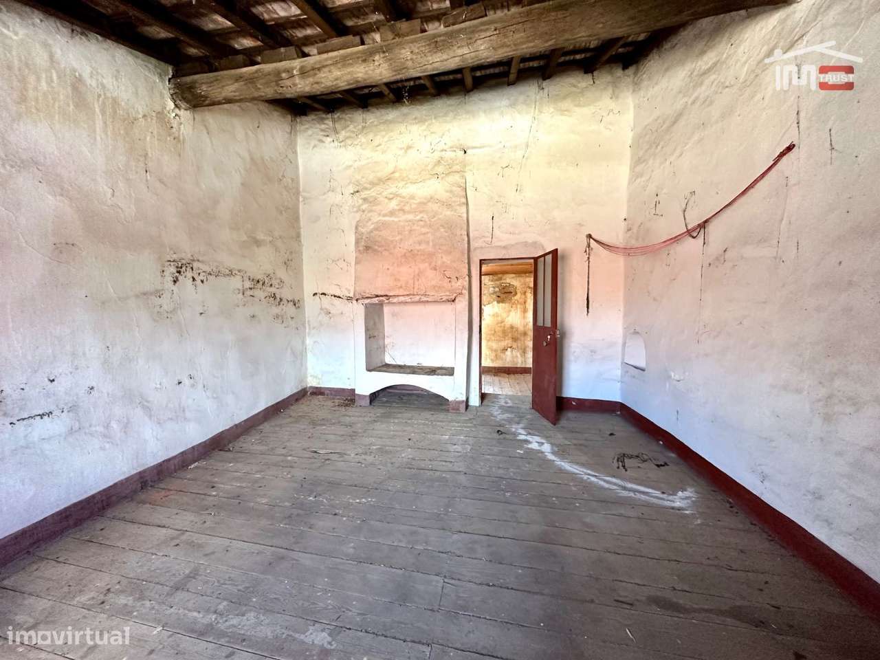 Fantástico Investimento - Moradia com Quintal - Sarilhos Grandes-21