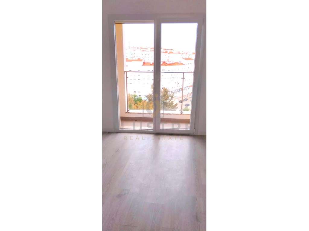 Apartamento T2 com varandas panorâmicas e parqueamento em Santa Mar...-9