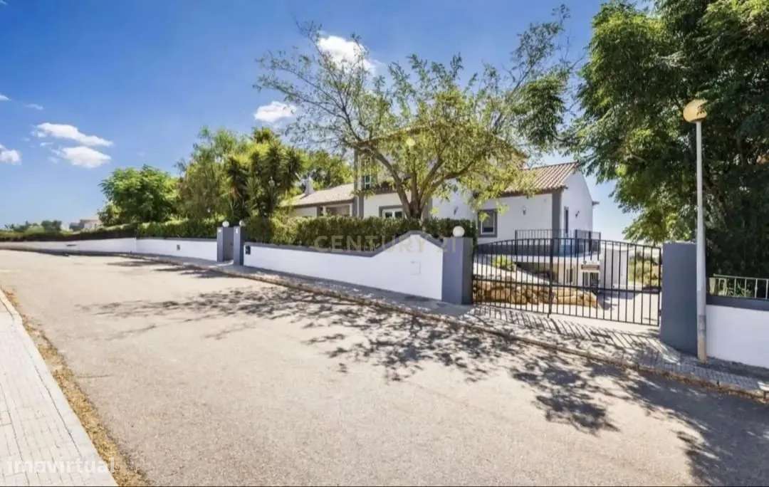 Moderna Moradia T4 com piscina e ginásio no Cerro Azul-22
