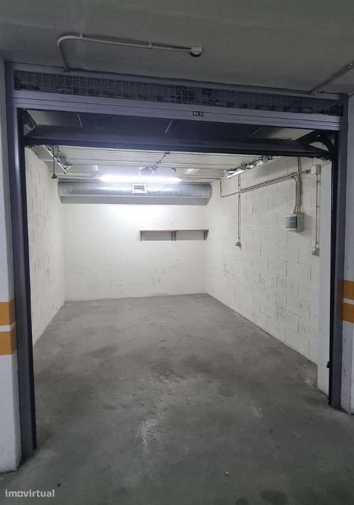 Garagem box fechada fácil manobra e portão automático - Grande imagem: 2/2