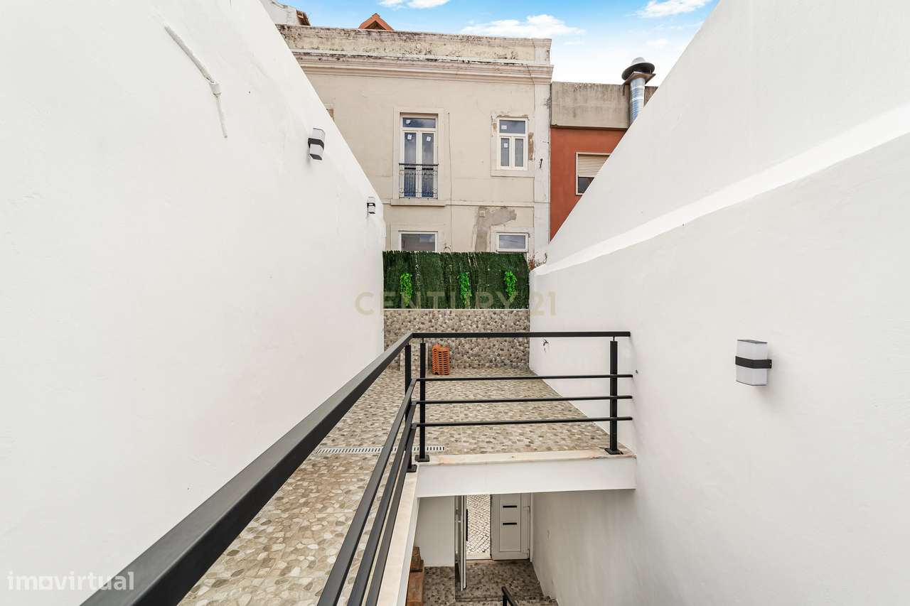 Prédio Totalmente Renovado com 2 apartamentos T1 e espaço exterior no-20