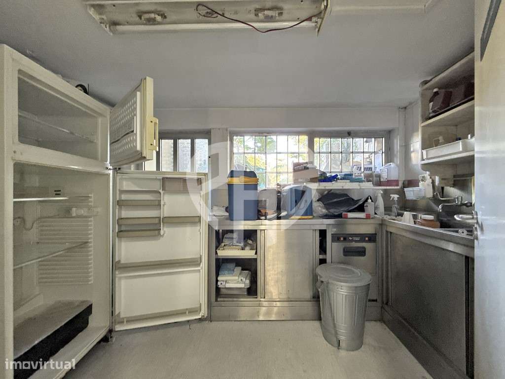 Edifício Comercial 2 Pisos // Rua do Padrão - Pedroso-33