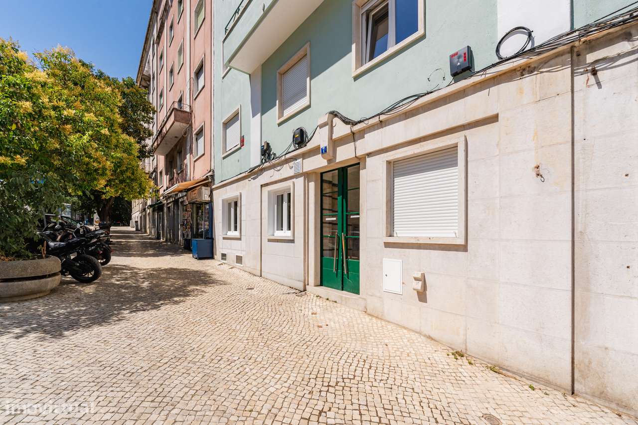 T2+1 Totalmente renovado com piscina | Penha de França |-36