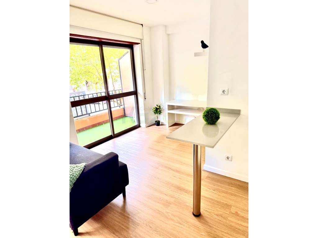 Escritório adaptado para T0 - Garagem - Av. Marquês de Pombal - Leiria-5