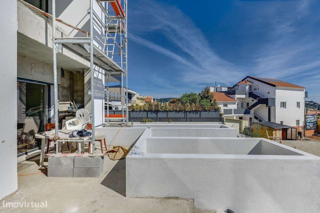 Moradia T4 com piscina em Caneças-17