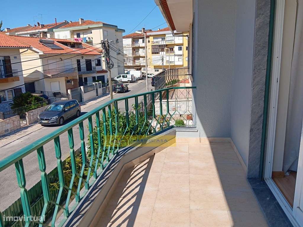 Moradia T4 totalmente remodelada, garagem, sotão e espaço exterior,...-37