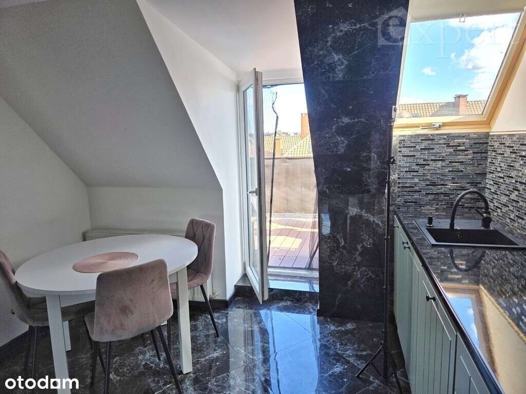 Dwa poziomy z tarasem i miejscem parkingowym-5