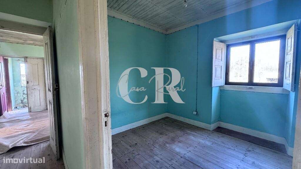 Casa de pedra com terreno e poço-16