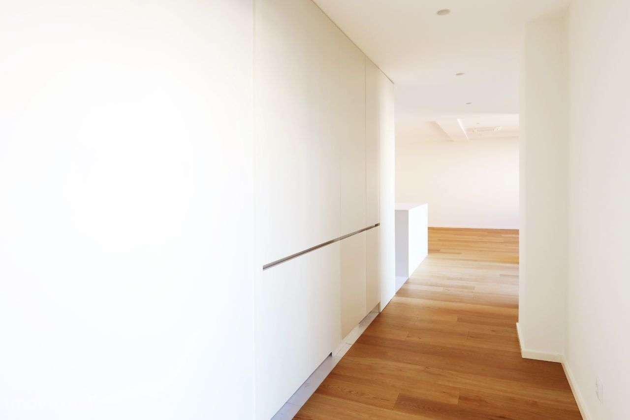 Apartamento T3 com 177m2 no edifício Varino 04-5