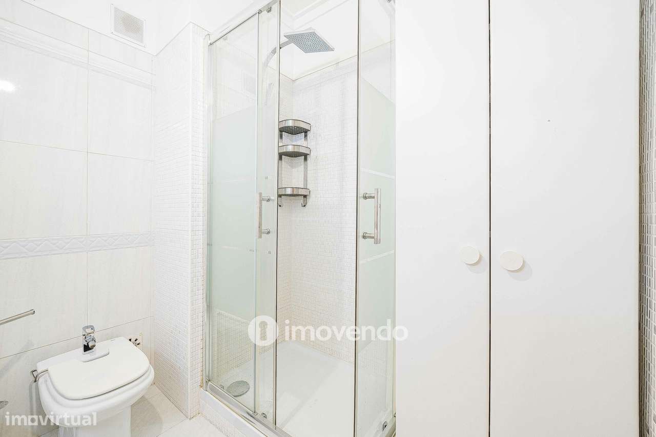 Apartamento T3, com estacionamento e arrecadação, na Ramada-27