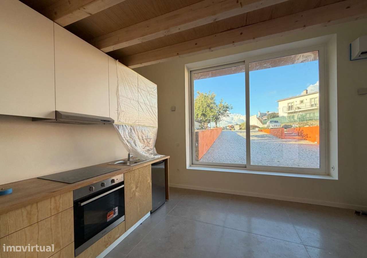 Moradia V2 inserida em Condomínio com piscina-5