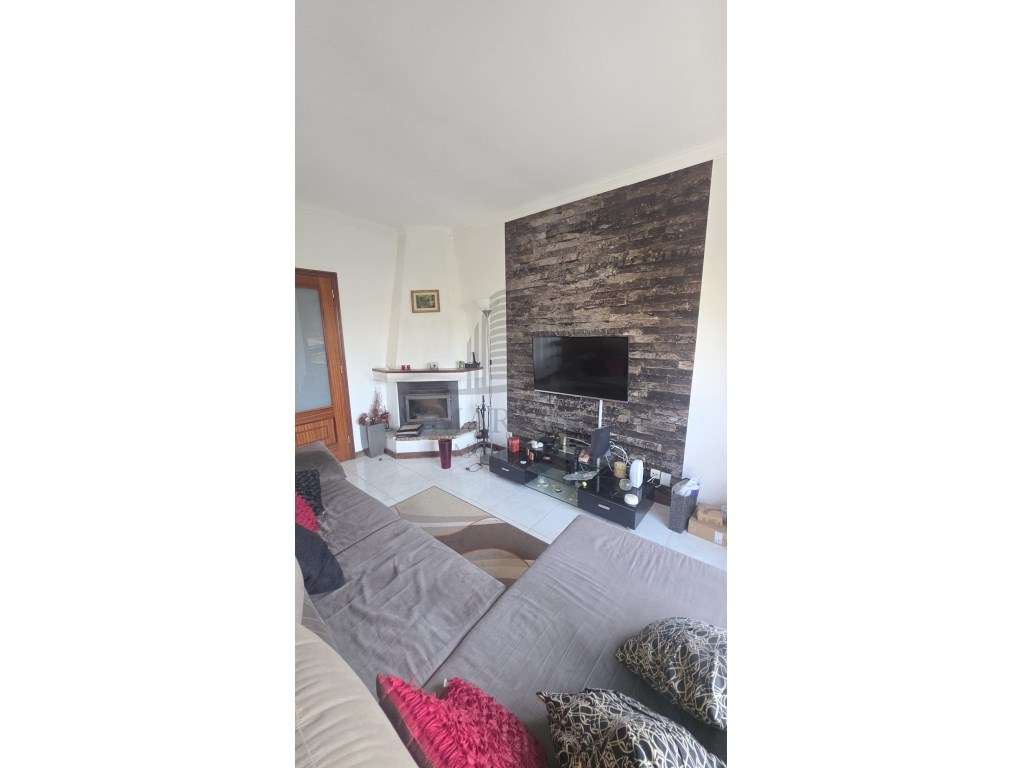 Apartamento T3 no Centro de Canelas - Uma Oportunidade Imperdível!-3