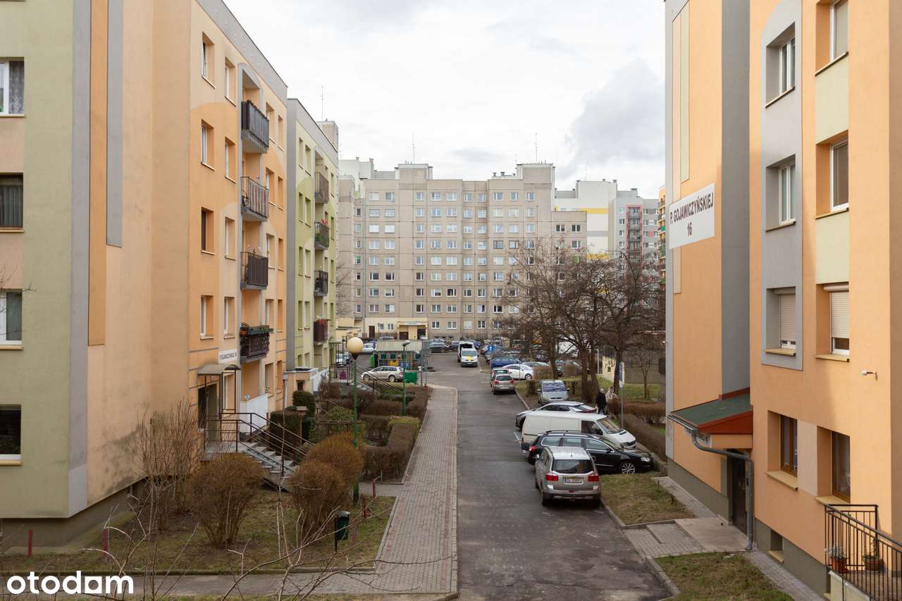 Trzypokojowe mieszkanie z balkonem na Piekarach-18