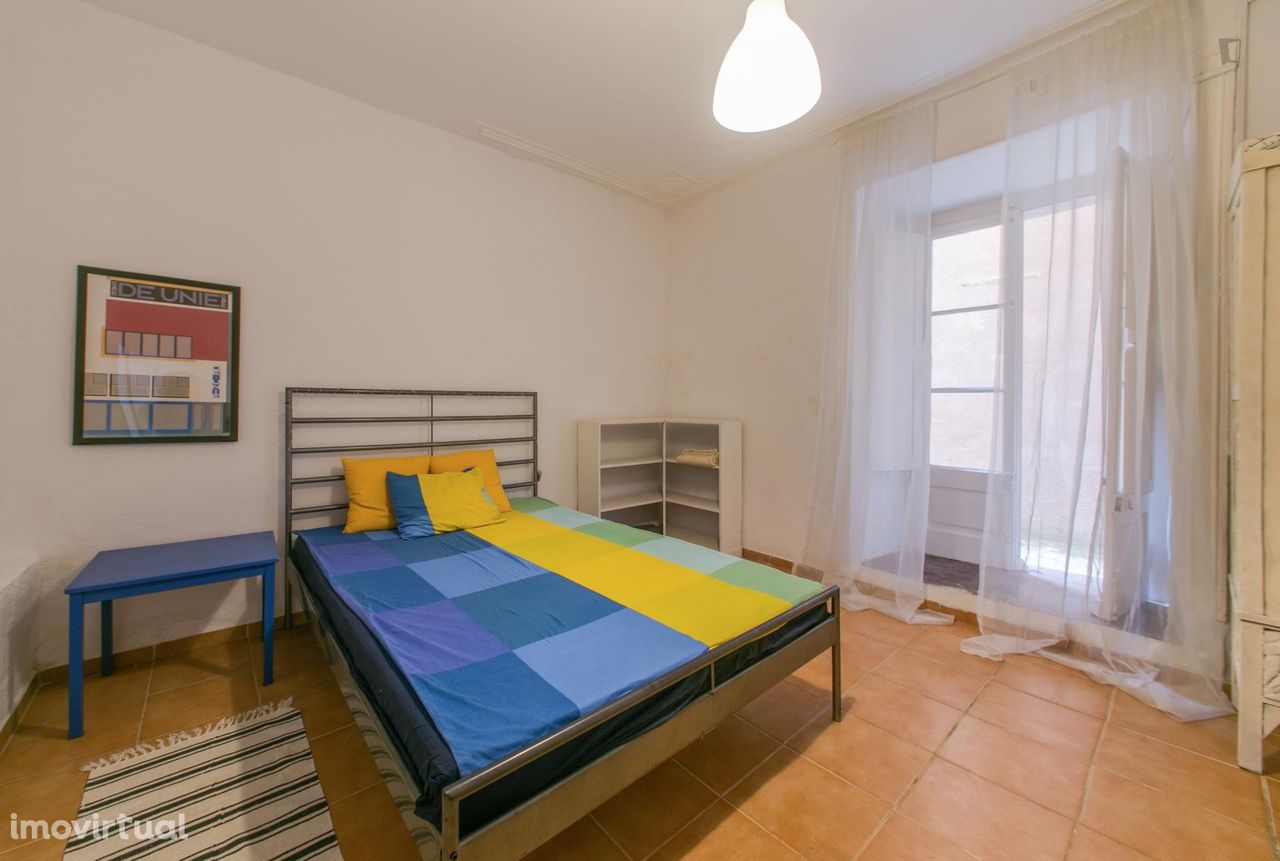 53894 - Quarto com cama de casal, com varanda, perto do metro do...