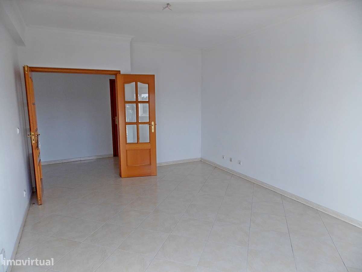 Apartamento T2 com Elevador e Excelente Localização – Rua do Roque, Se - Grande imagem: 4/21