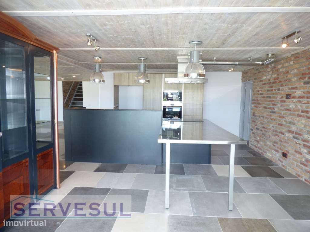 Espaçosa moradia de 2 pisos composta por 4 quartos com piscina e vi...-5