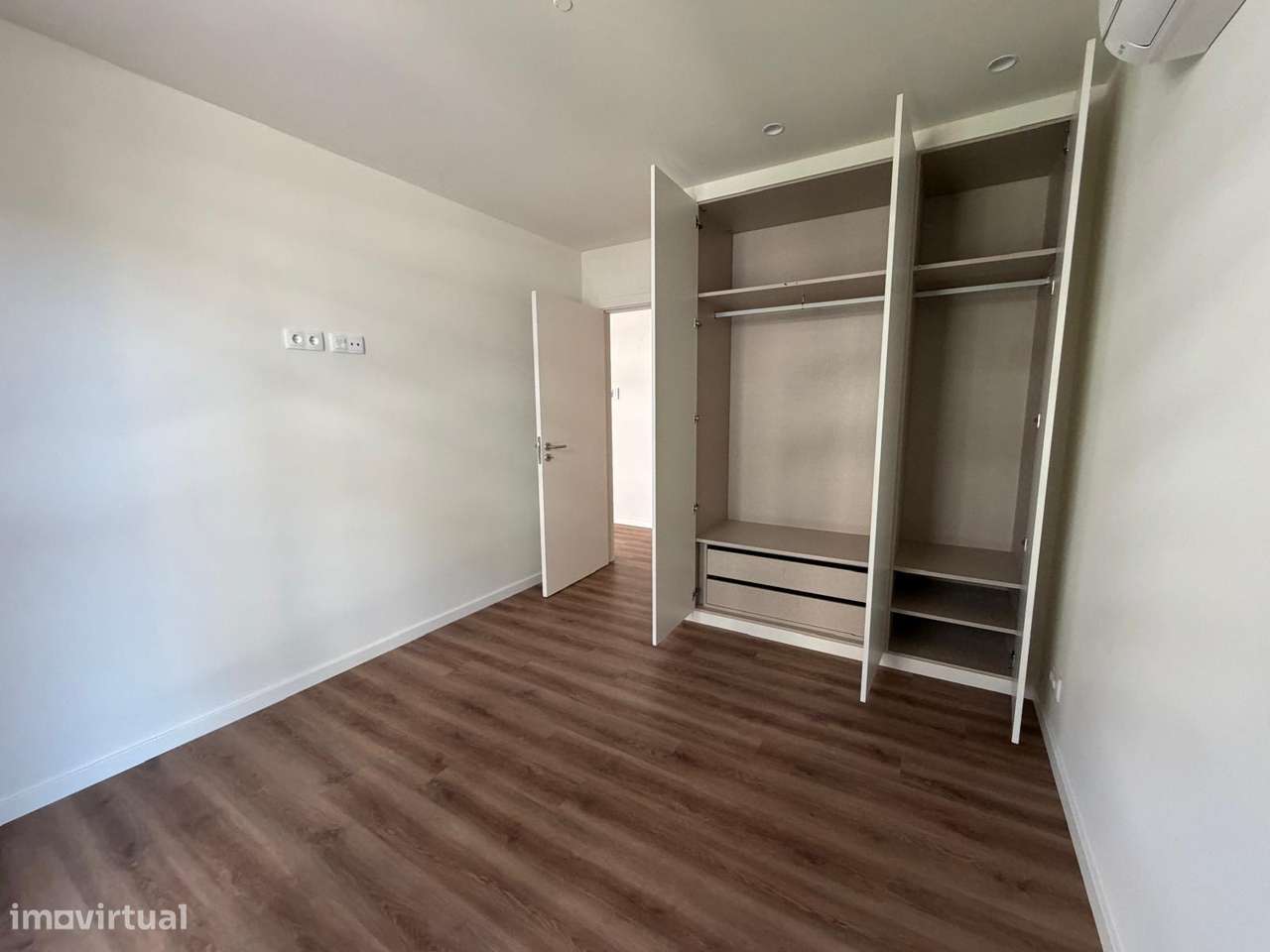 Apartamento T2 Varanda Garagem Pronto Habitar Parque Lavandeira-13