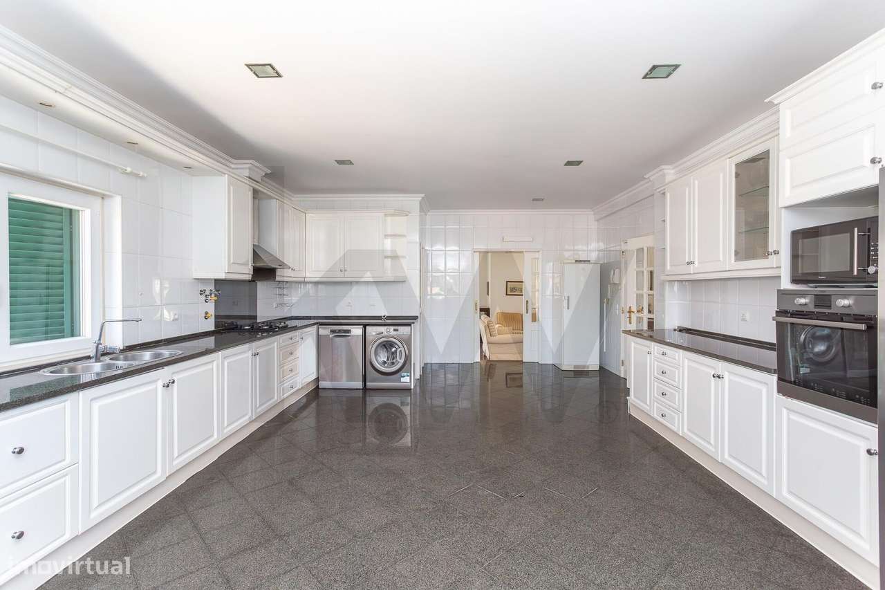 Moradia Isolada | 5 Quartos, Jardim, Garagem para 4 Carros-13