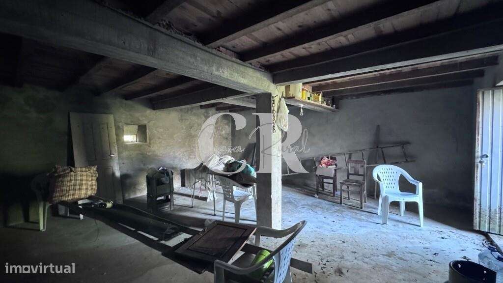 Casa de pedra com terreno e poço-20