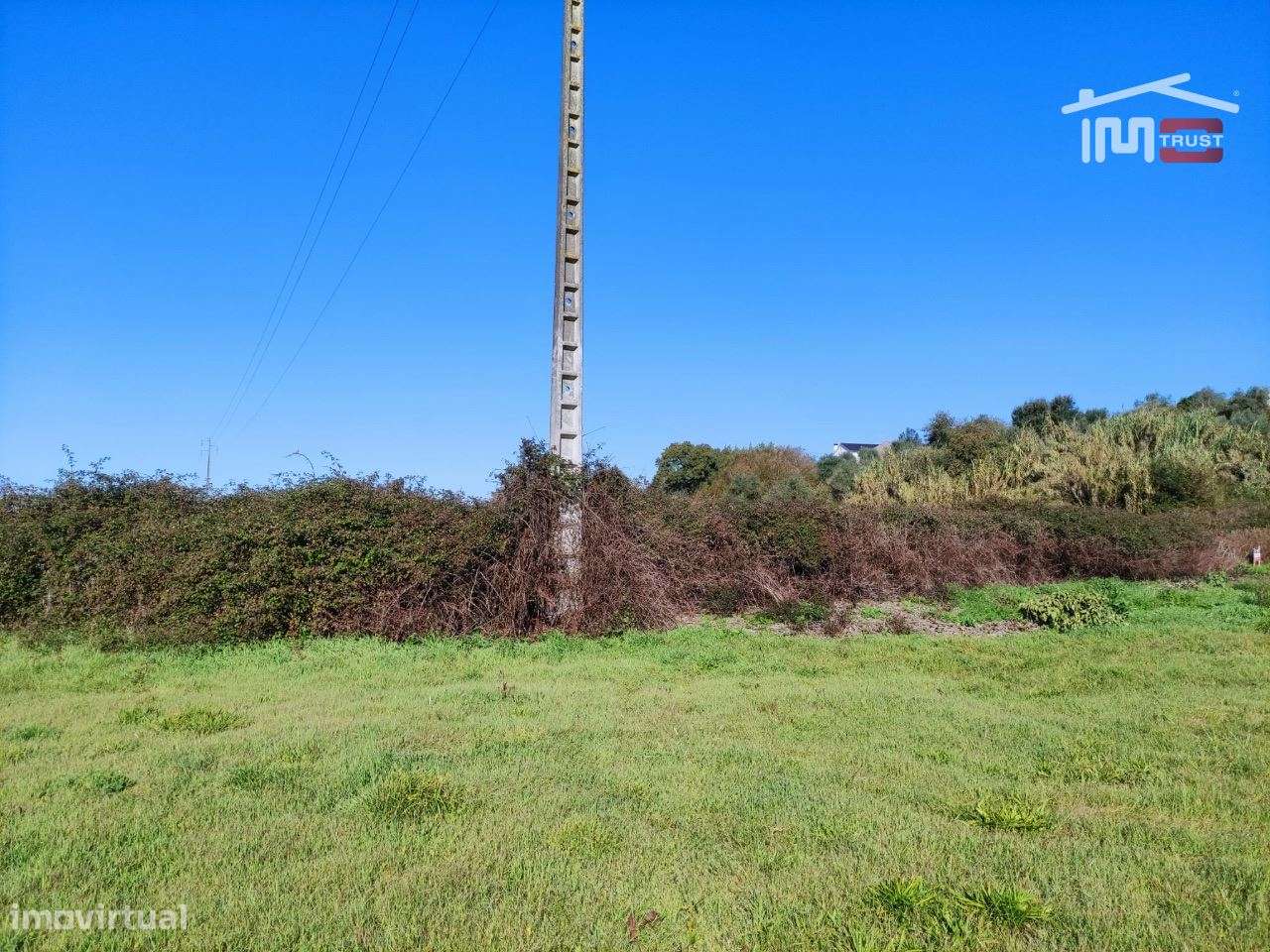 Terreno rústico, declive plano. Bem localizado. - Grande imagem: 2/2