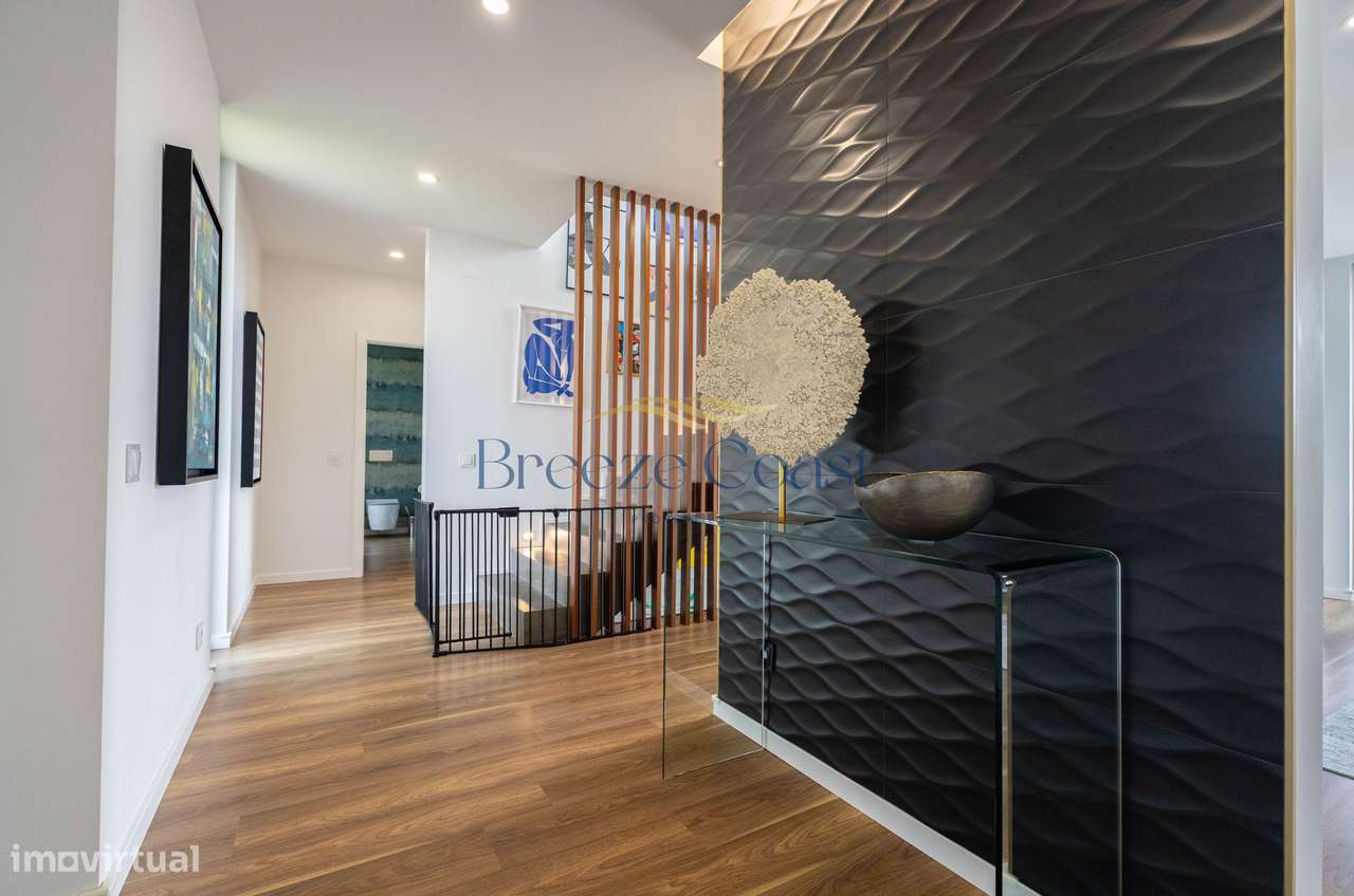 Moradia T4 de Arquitetura Distinta e Elegância Intemporal-15