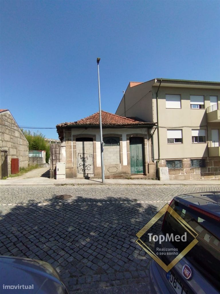 Moradia em Guimarães para restaurar junto ao mercado Municipal