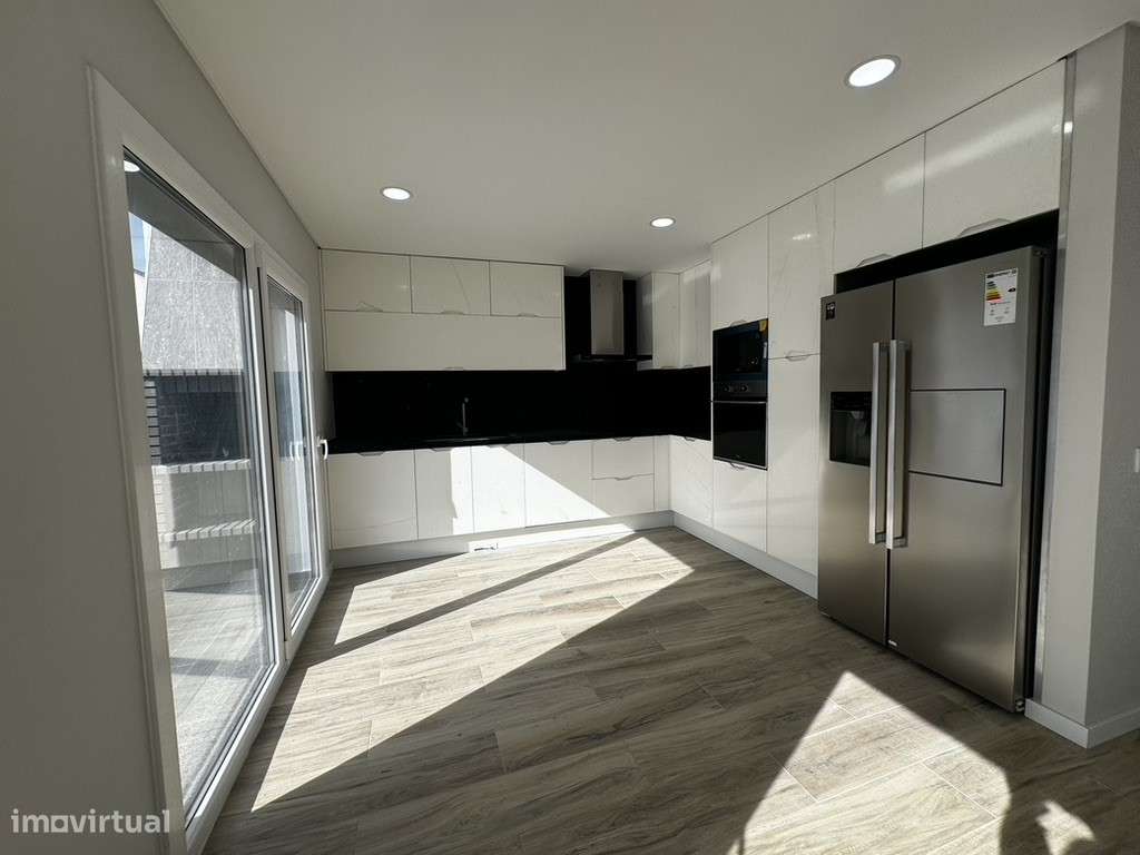 Moradia com 3 Suites, Garagem, Logradouro, Churrasqueira e Piscina-31