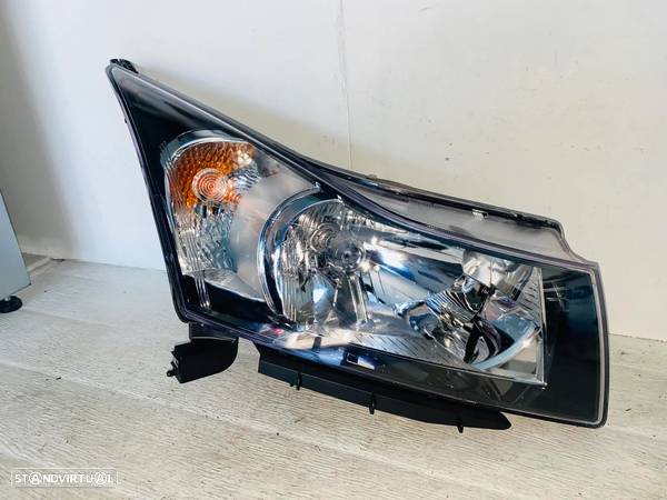 Farol Direito Chevrolet Cruze - 2009 / 2023 - 2