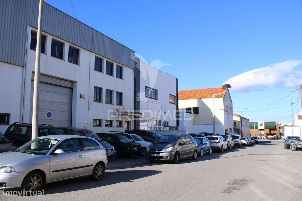 Armazém com Escritórios e Sala de Reuniões – 832 m² | Parchal - Grande imagem: 2/39