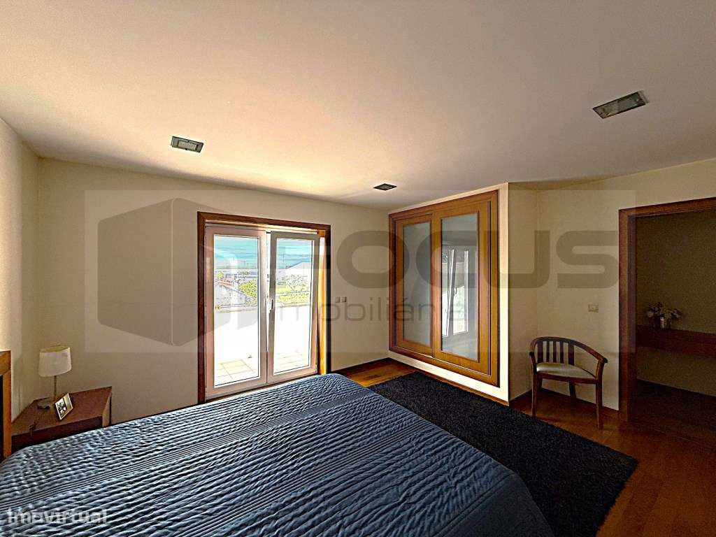 Espaçosa moradia T4 para venda em Esgueira-24