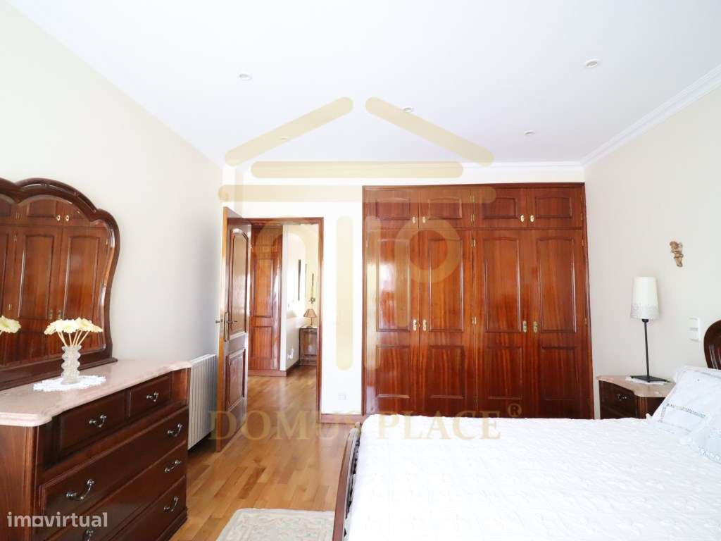 Moradia com Cave, Piscina e Terreno de 1878m² - Lavra
Vendida tota...-26