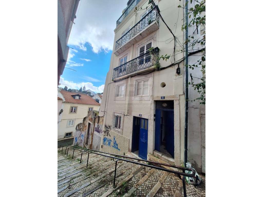Apartamento T2 na Graça, Lisboa, perto de transportes públicos.-18