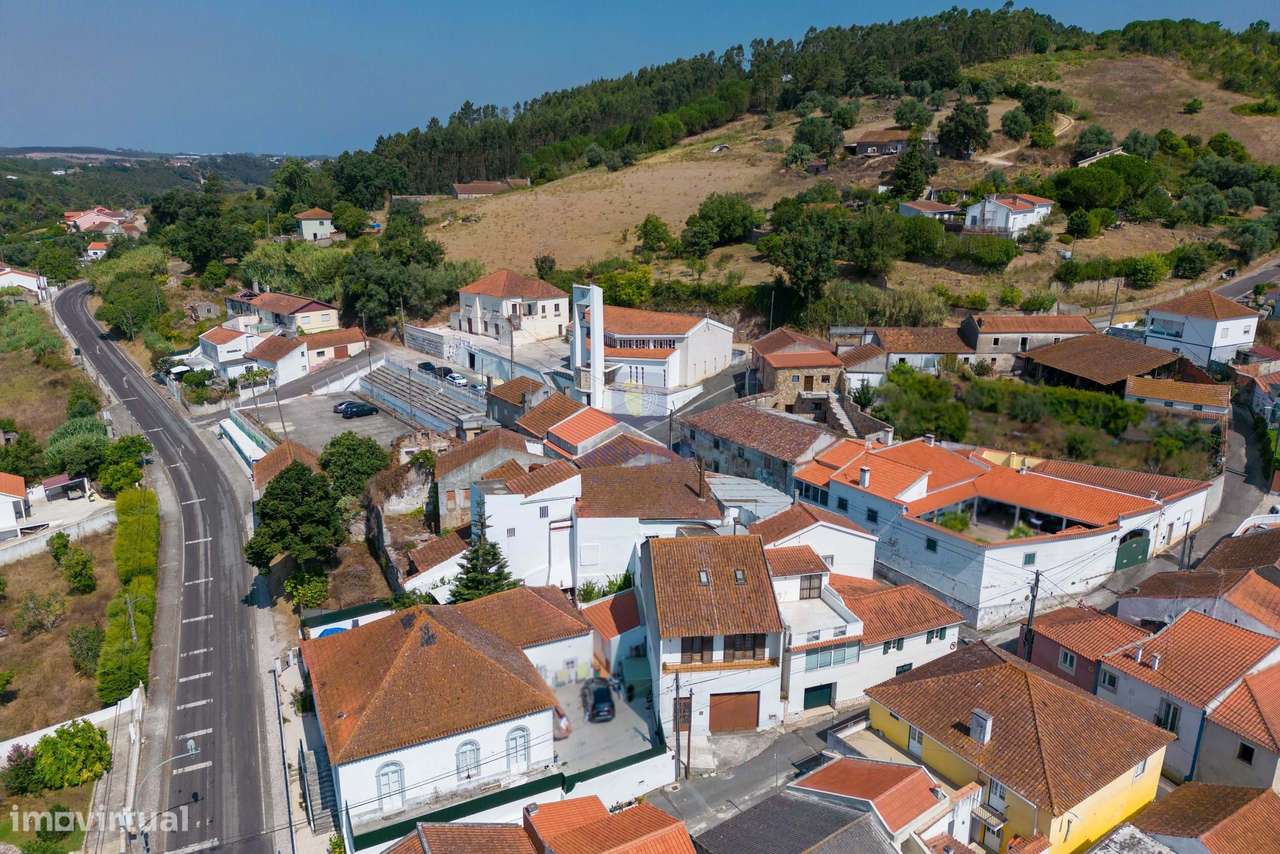 Moradia com Glamour! T4 com Garagem e Terraço no Centro de Vidais-40