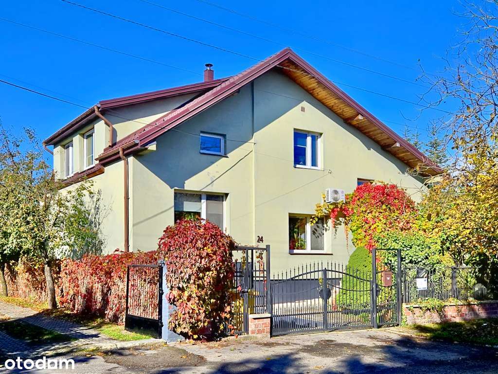 Przestronny dom z 7 pokojami i garażem W Chełmie.-0