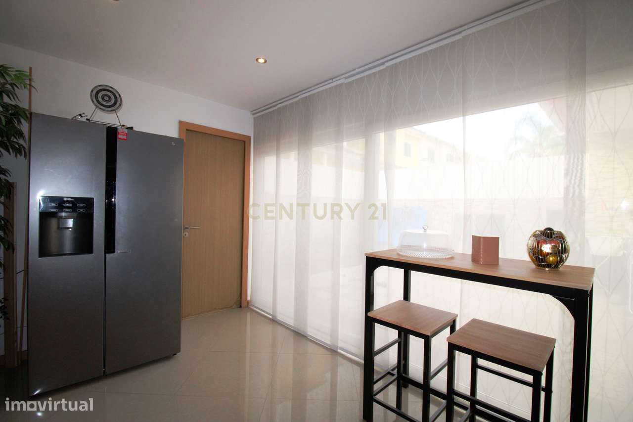 Moradia V3+2 de Luxo com Garagem, Sótão Aproveitado e Domótica Alexa n-6