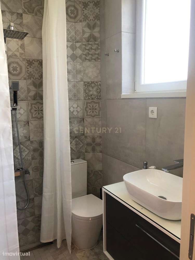 T5 completamente renovado, com 2 Suítes  em zona nobre de Coimbra OPOR-17