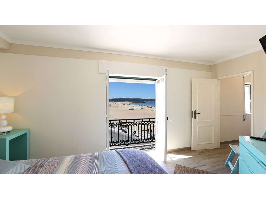 Apartamento T1 + Sotão em Primeira Linha de Mar na Nazaré-16