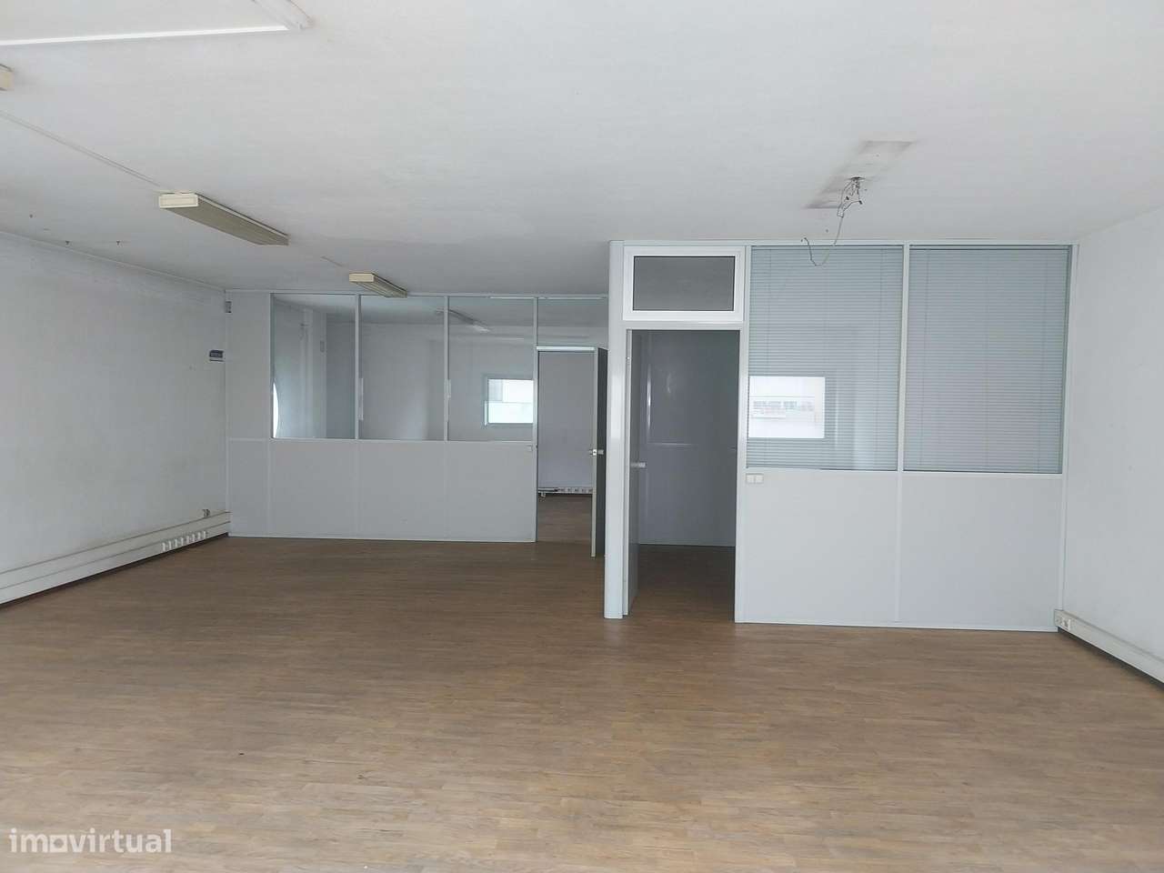 Escritório Versátil com Estacionamento no Centro Comercial - Grande imagem: 5/10