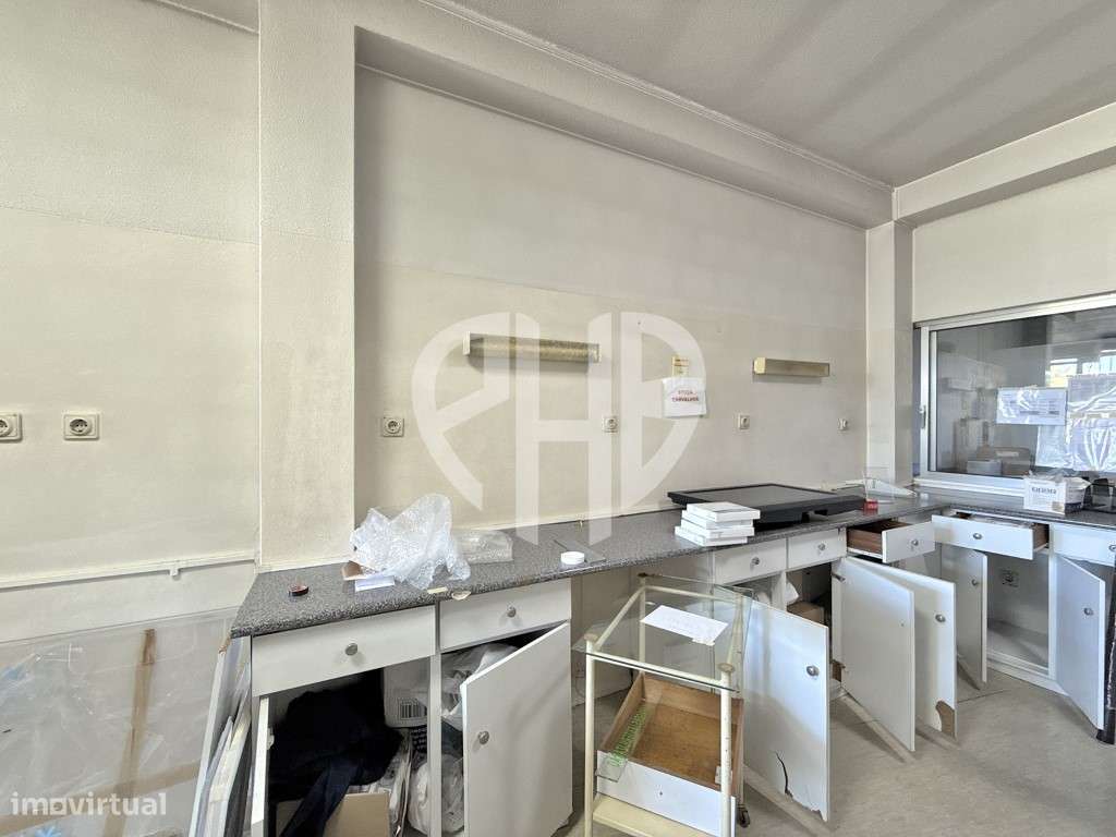 Edifício Comercial 2 Pisos // Rua do Padrão - Pedroso-30