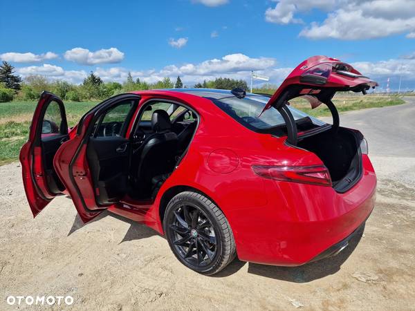 Alfa Romeo Giulia 2.0 Turbo 16V AT8-Q4 Ti - 32