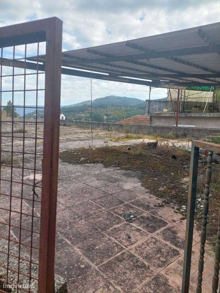 Moradia t4 , interior para recuperar- toda em pedra-2 gar. individuais-13