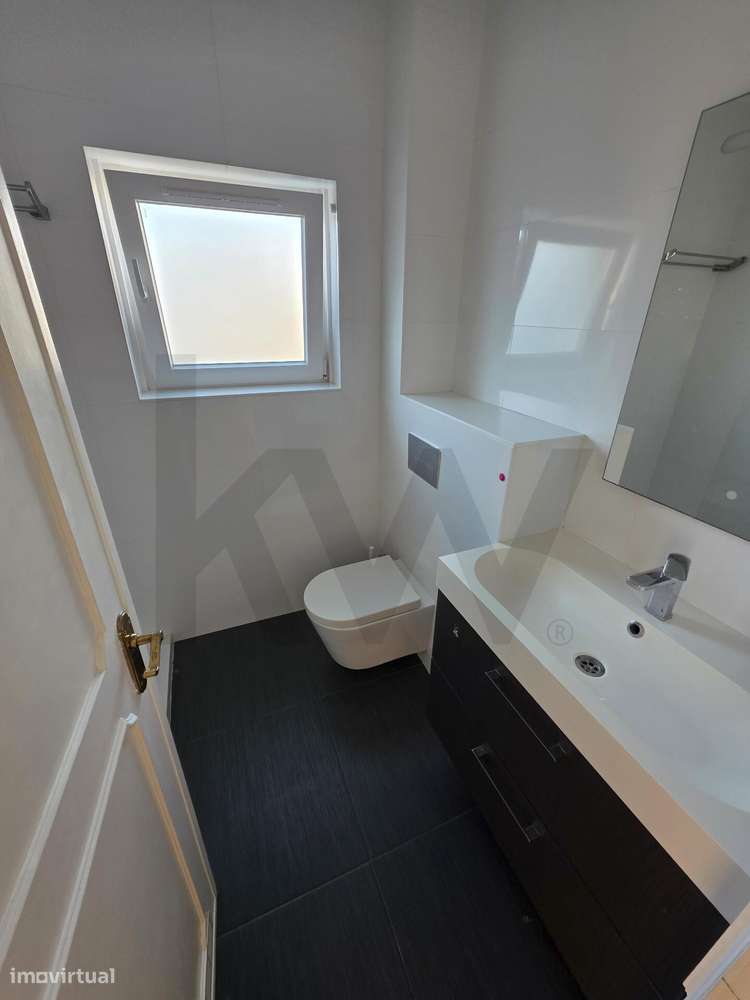 Estoril – Alapraia | Apartamento T2 Luminoso com Garagem Próximo da Pr-8