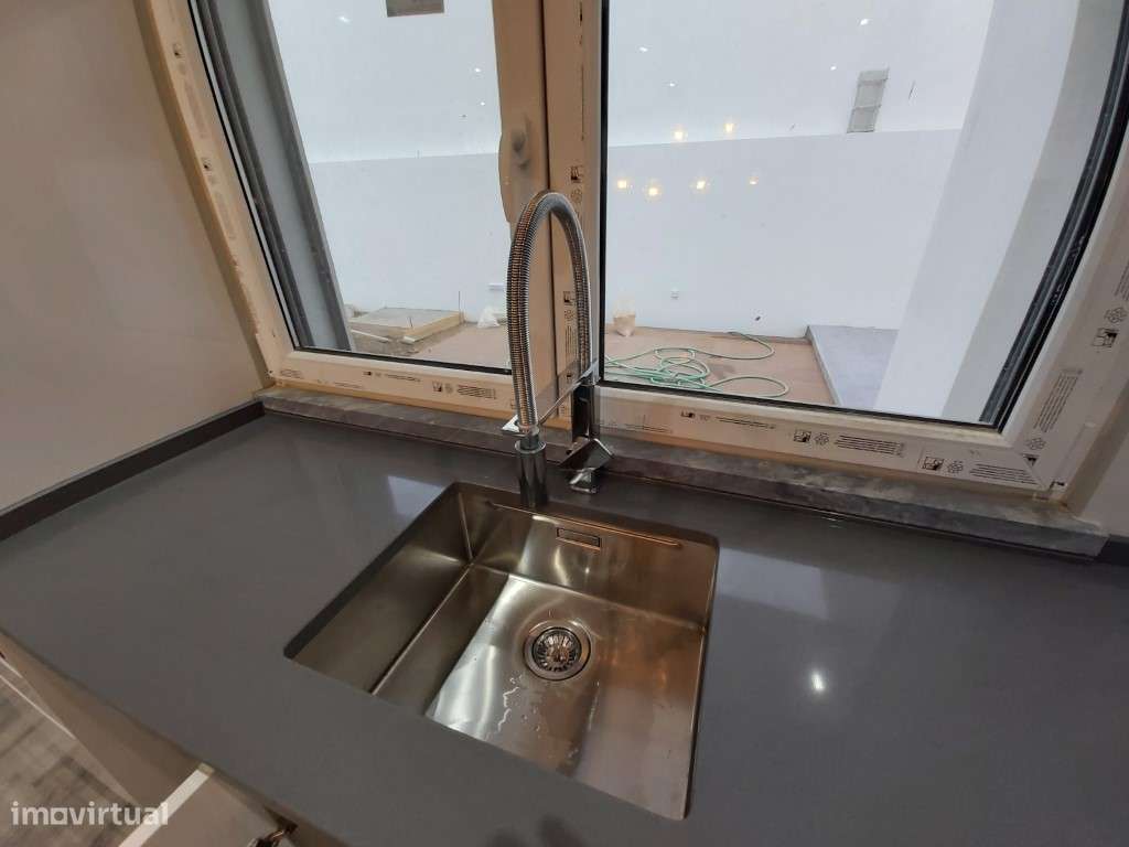 Moradia isolada T3+2, com garagem, jardim e piscina.-3