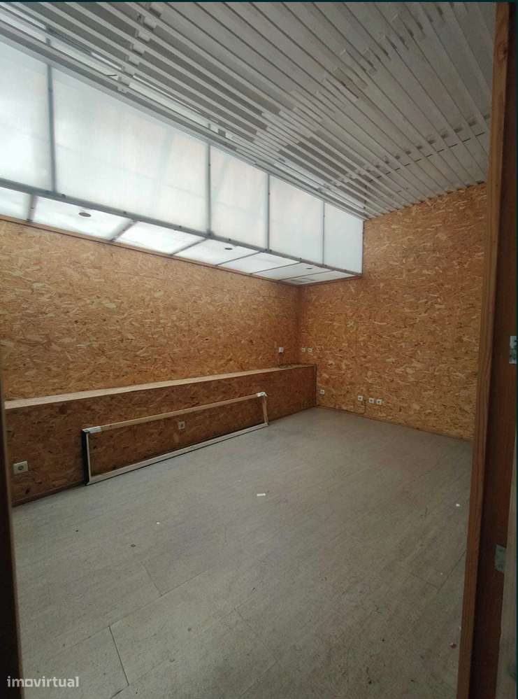 Arrendamento de Armazém – 275 m² – Parque Industrial
1.300 € - Grande imagem: 4/6