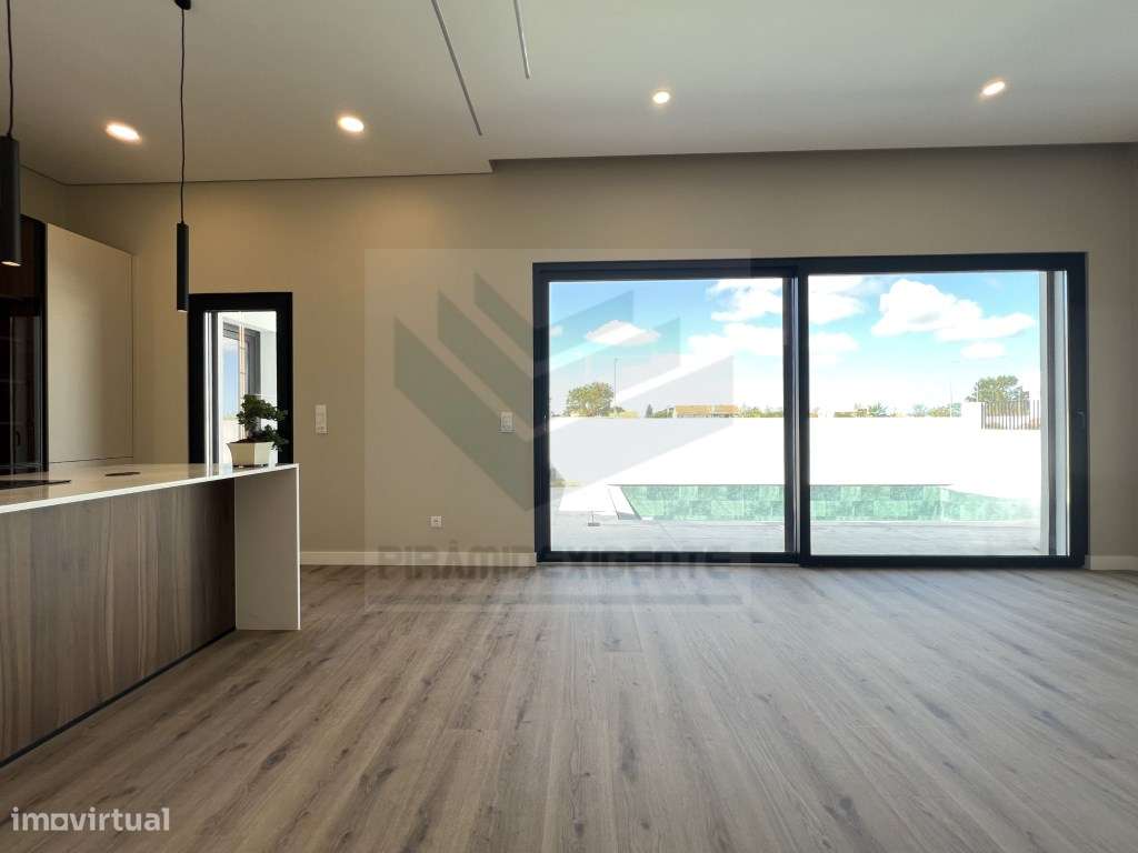 CHARMOSA! Moradia Construção NOVA Isolada, Azeitão! Central!-7